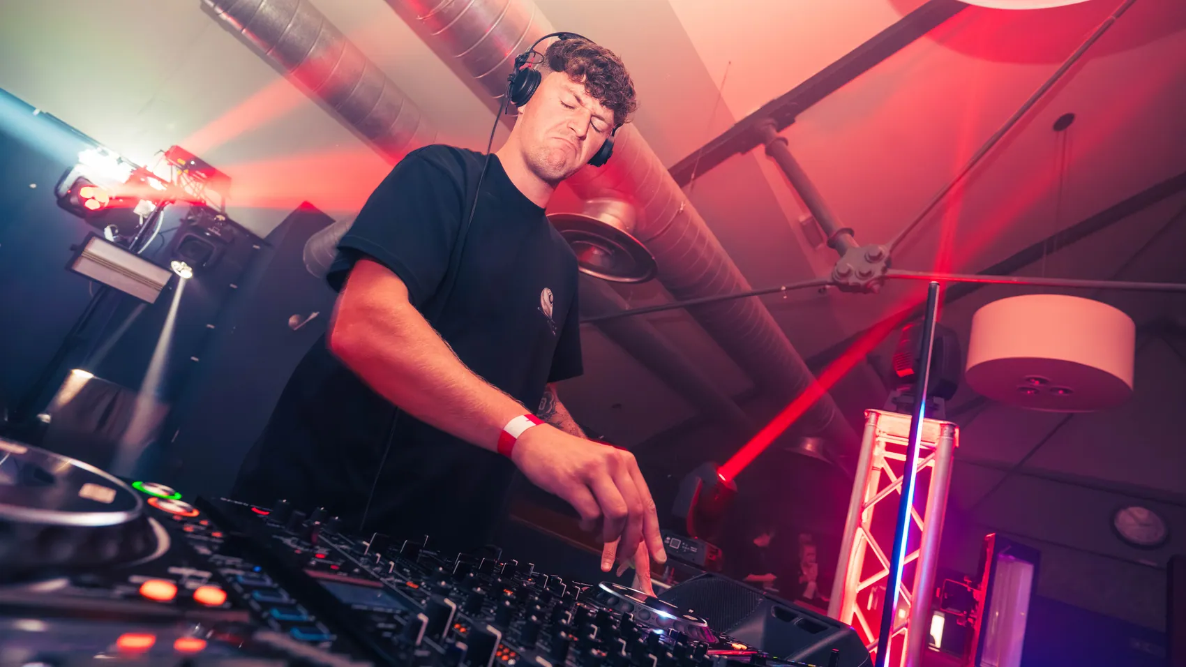 CALJØ playing under club lights