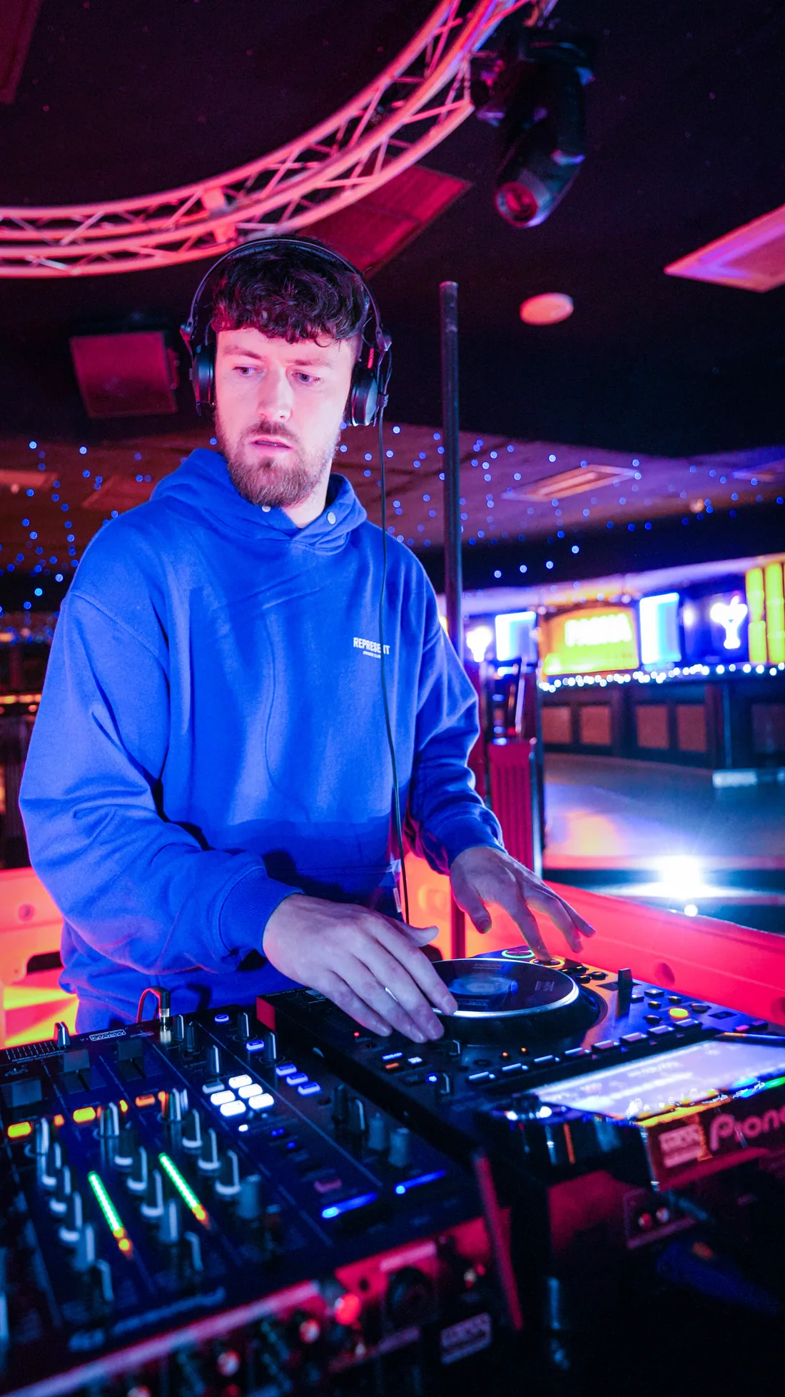 CALJØ behind the decks