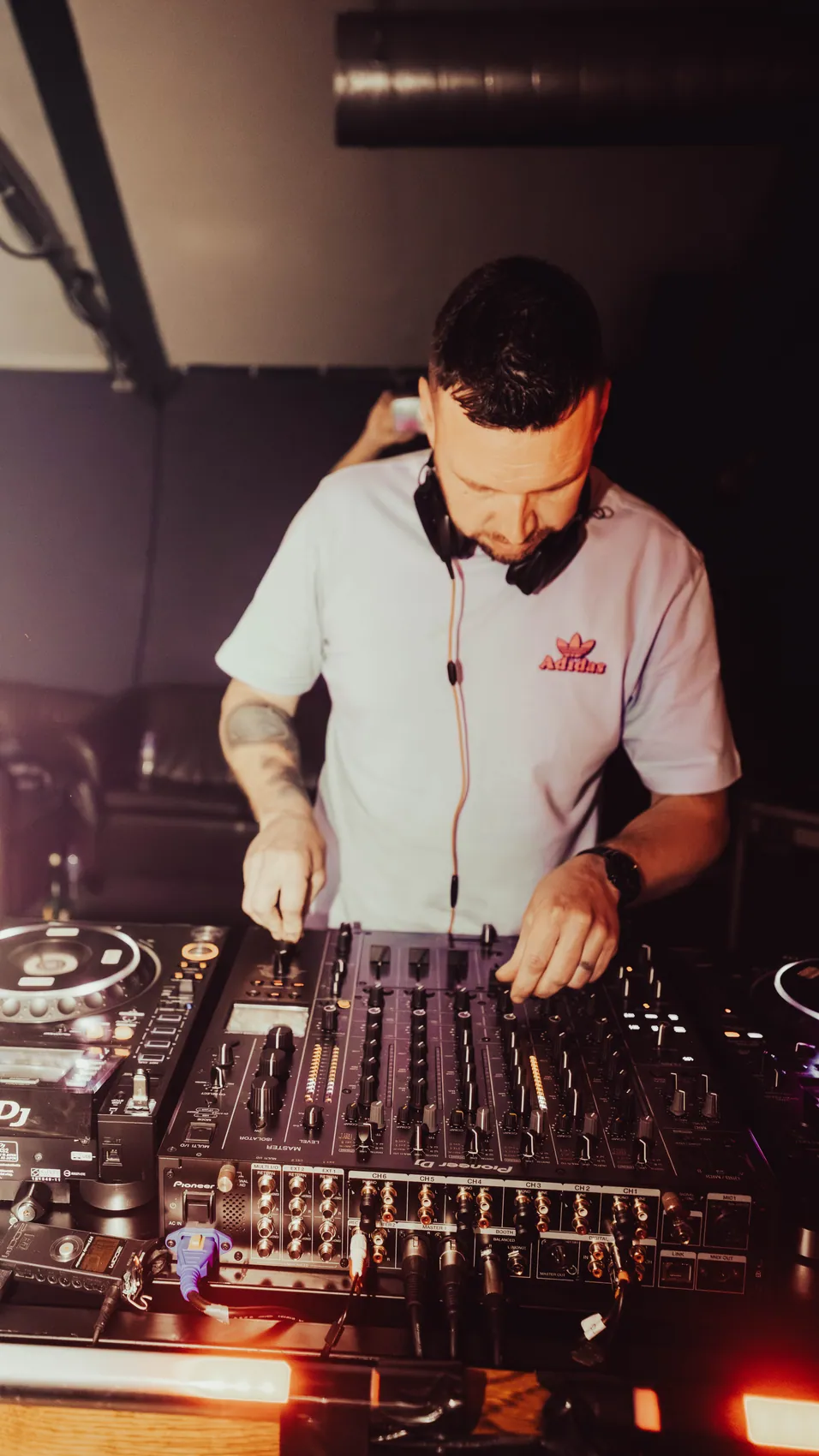 David Nimmo playing at the decks