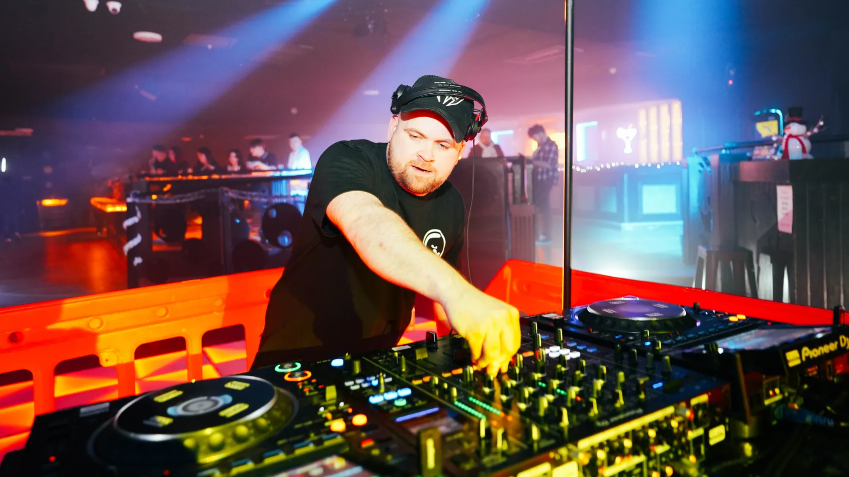 Terry Murphy playing at the decks